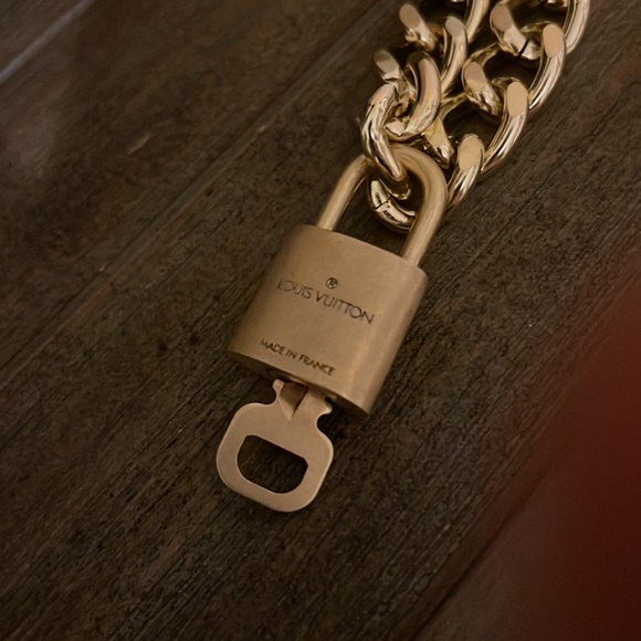 Authentic LouisVuitton lock & key #321 on an unbranded link necklace - Picture 4 of 5